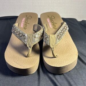 Stylish Tan Skechers Yoga Foam Sandals with Rhinestone Accents Sz 8